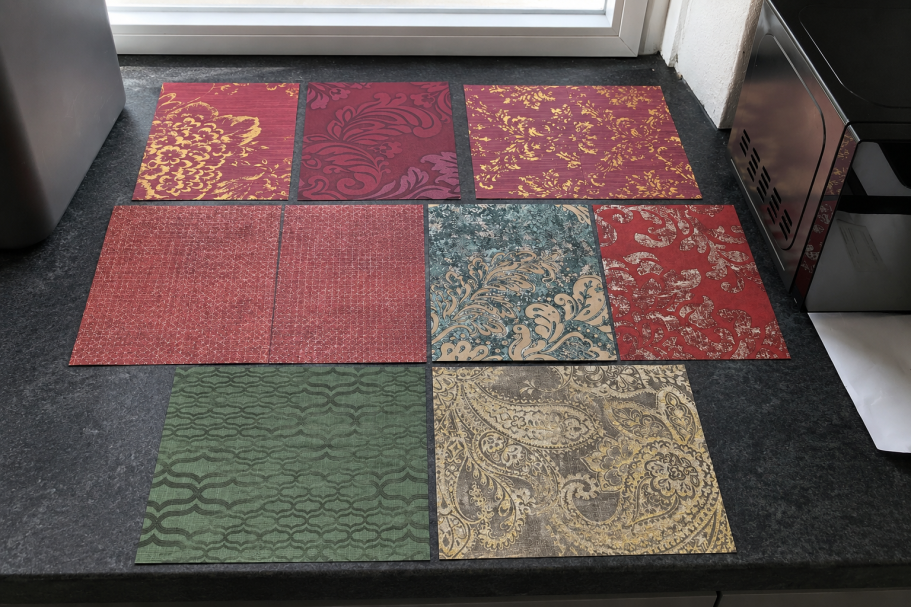 Tapetenmuster Farbenfrohe, gemusterte Platten in einem 3x3-Raster auf dunklem Untergrund.