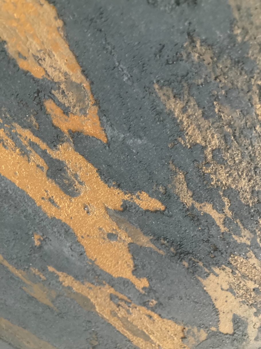 Spachteltechnik Graue Oberfläche mit orangefarbenen Streifen und Struktur.