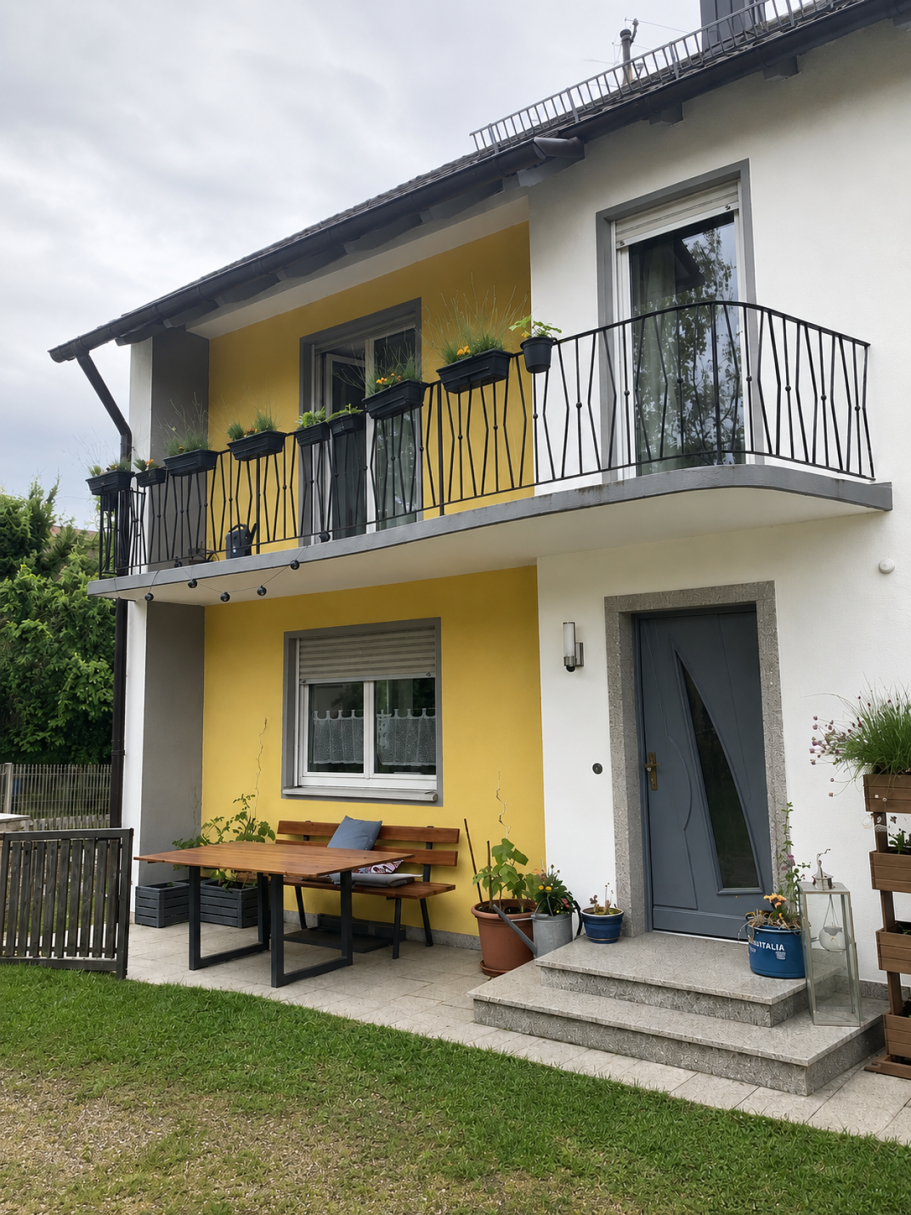 Fassadengestaltung Fassadengestaltung in Weiß mit Gelben und Grauen Akzenten.