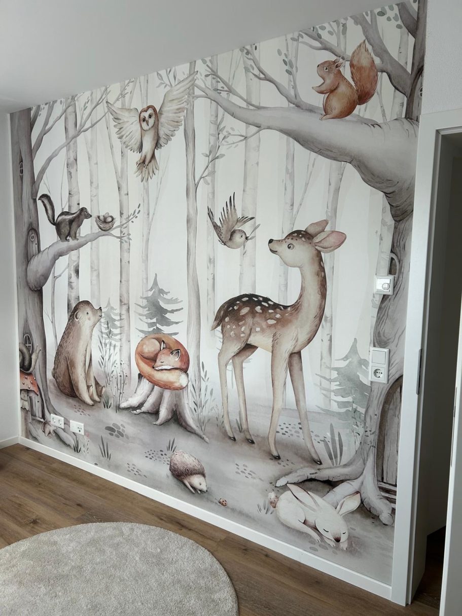 Tapete im Kinderzimmer Waldlandschaft mit Tieren: Reh, Bär, Vögel und Baumillustrationen.